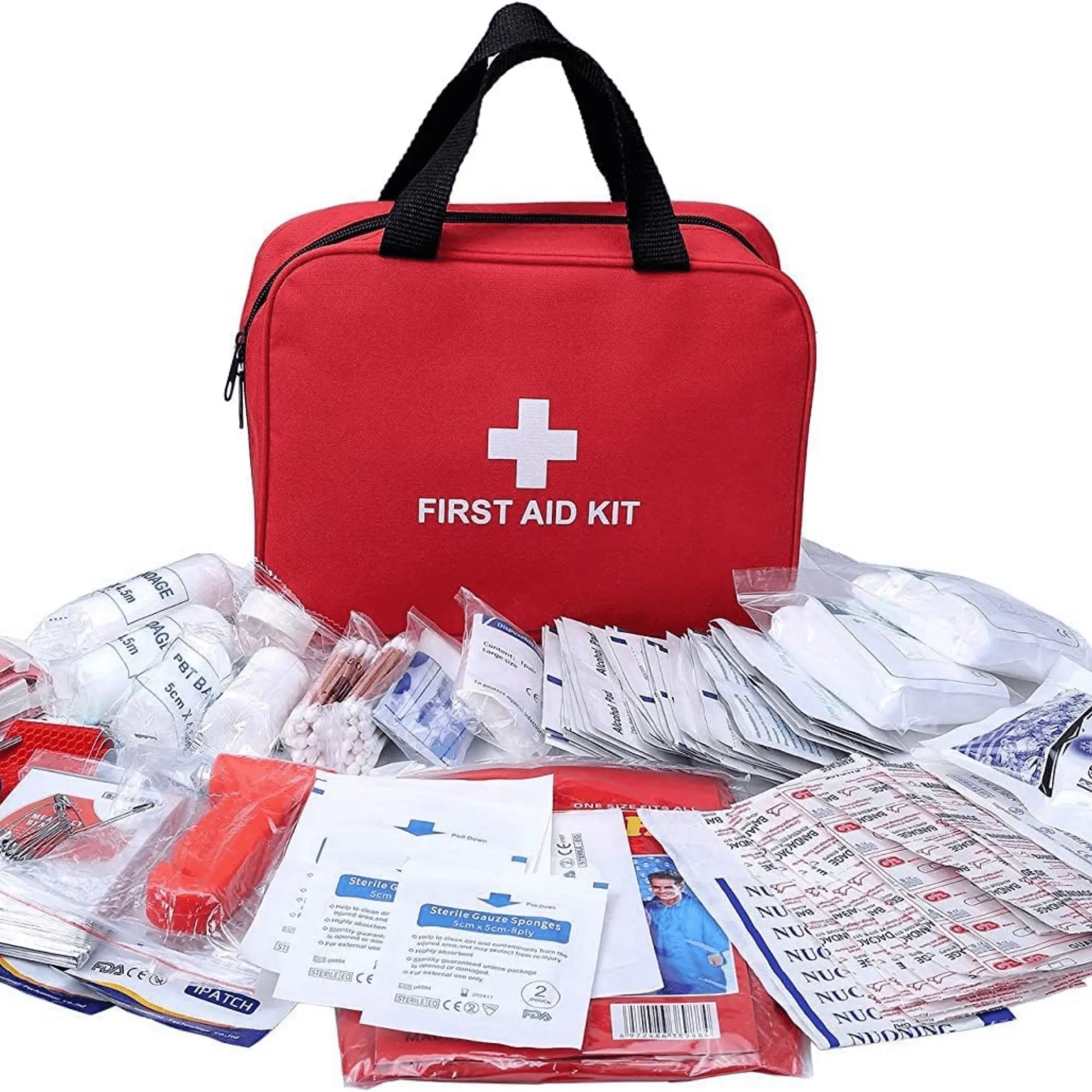 Trousse de secours d'urgence rouge ouverte avec 173 pièces médicales pour camping, randonnée, et voyages.
