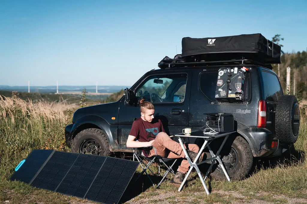 Panneau solaire pliable Bluetti PV200 en camping nature