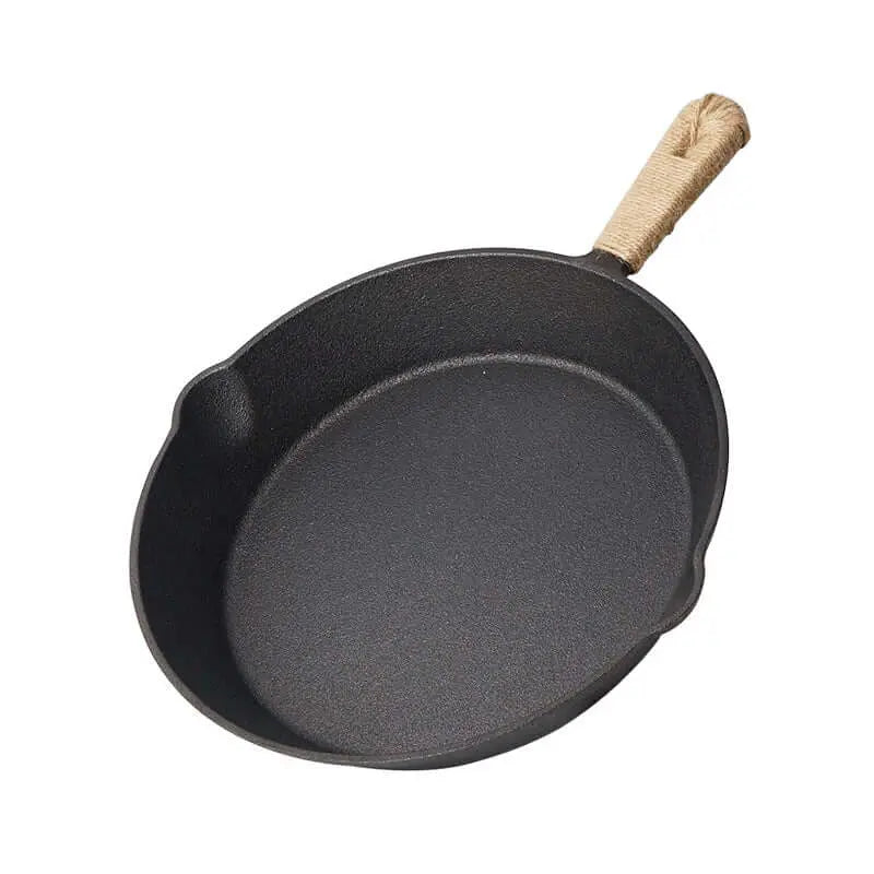 Poêle en fonte 26cm avec poignée enveloppée, idéale pour cuisiner en camping sur feu ou réchaud, offrant durabilité et authenticité.