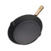 Poêle en fonte de 26 cm avec poignée enveloppée, idéale pour cuisiner en camping sur un feu ou un réchaud, offrant durabilité et authenticité.
