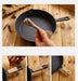 Enrouler la poignée d'une poêle en fonte de 26 cm avec une corde en chanvre pour une utilisation en camping, en soulignant la durabilité et l'authenticité de l'expérience culinaire.