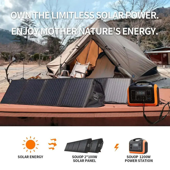 Station électrique portable de 1200W avec deux panneaux solaires de 100W installés à l'extérieur à côté d'une tente.
