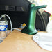 Robinet de camping électrique avec chargement USB rapide dans un camping-car, à côté d'une bouteille d'eau et d'accessoires de cuisine.