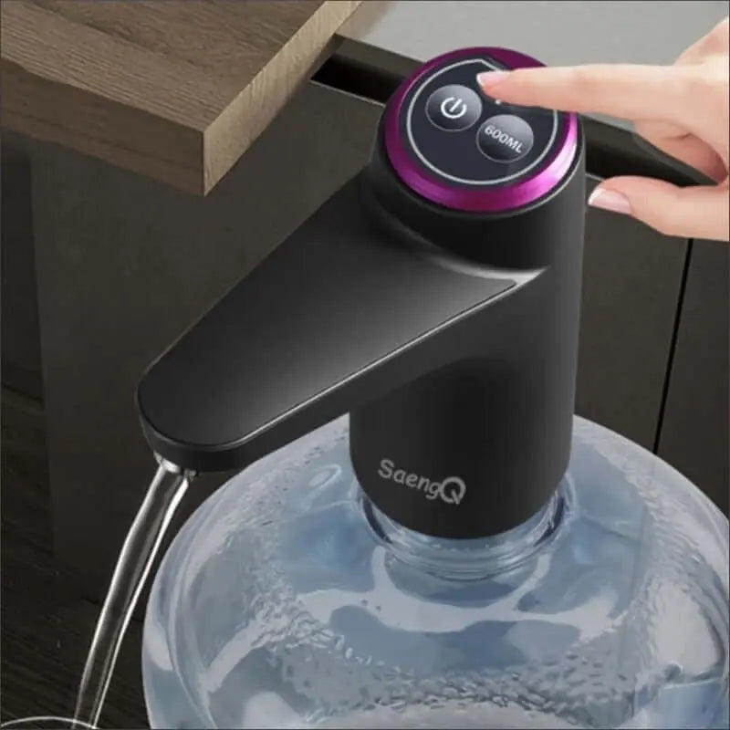 Electronic camping faucet with USB rapid charge, black model, dispensing water on a bottle for versatile use in kitchens and caravans.
