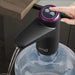 Robinet de camping électronique avec charge USB rapide, modèle noir, distribuant de l'eau dans une bouteille pour une utilisation polyvalente dans les cuisines et les caravanes.