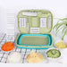 Planche à découper en silicone pliable 9 en 1 avec mandoline et accessoires pour le camping, présentée avec des légumes tranchés.