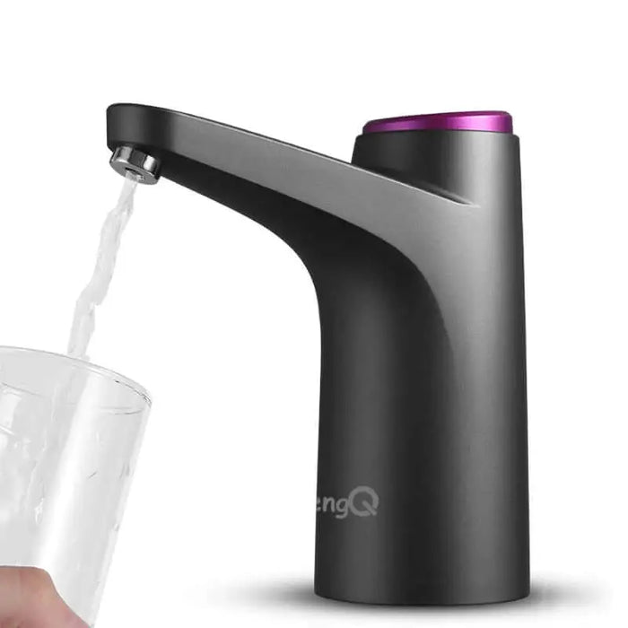 Robinet électrique de camping avec système de charge USB rapide, noir, versant de l'eau dans un verre.