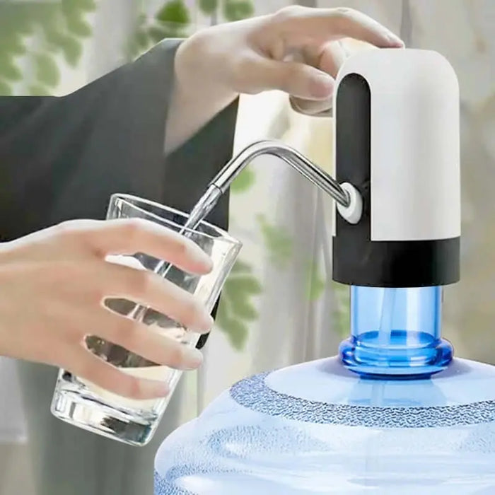 Robinet de camping électrique avec charge USB, distribuant de l'eau dans un verre. Parfait pour le camping, les vans et les caravanes. Disponible en 3 couleurs.