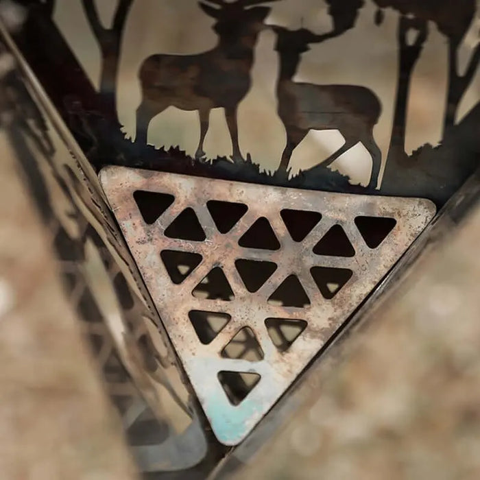 Gril de feu triangulaire avec un design découpé complexe pour le camping et la cuisson en plein air, mettant en avant des silhouettes d'animaux sauvages.