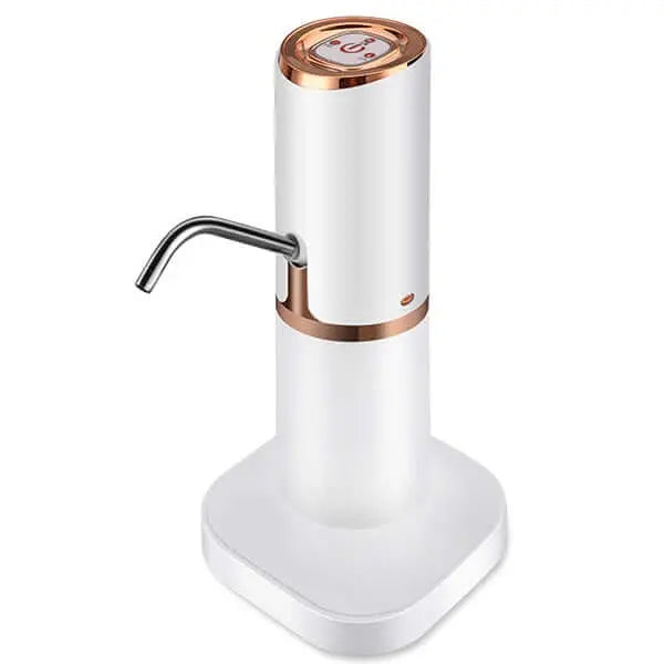 Robinet électrique de camping avec système de charge USB rapide, blanc avec accents dorés, idéal pour un van ou une cuisine.