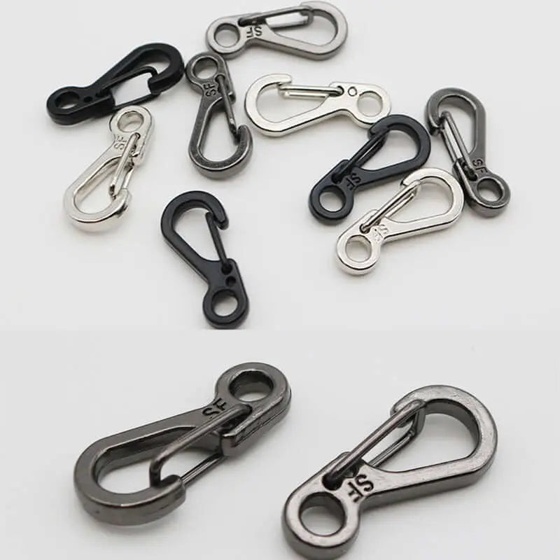 Lot de 10 mini mousquetons de survie pour camping, en métal résistant, idéals pour accrocher accessoires et équipements extérieurs.