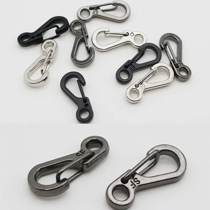 Lot de 10 mini mousquetons de survie pour camping, en métal résistant, idéals pour accrocher des accessoires et des équipements extérieurs.