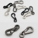 Lot de 10 mini mousquetons de survie pour camping, en métal résistant, idéals pour accrocher des accessoires et des équipements extérieurs.