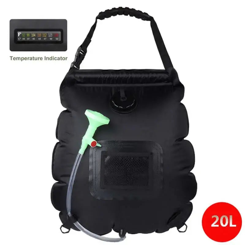 Poche de douche solaire 20L noire pour camping sauvage avec indicateur de température, idéale pour aventures en plein air.