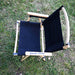 Chaise de camping pliante en bois noir avec tissu Oxford 600D résistant, vue de dessus sur une pelouse verte.