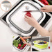 Une personne utilisant un évier pliable en silicone portable comme planche à découper avec des légumes et des fruits pour le camping et la cuisine en plein air.