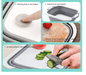 Évier de camping en silicone pliable utilisé comme planche à découper, mettant en avant sa multifonctionnalité avec un trou de drainage et des caractéristiques extensibles.