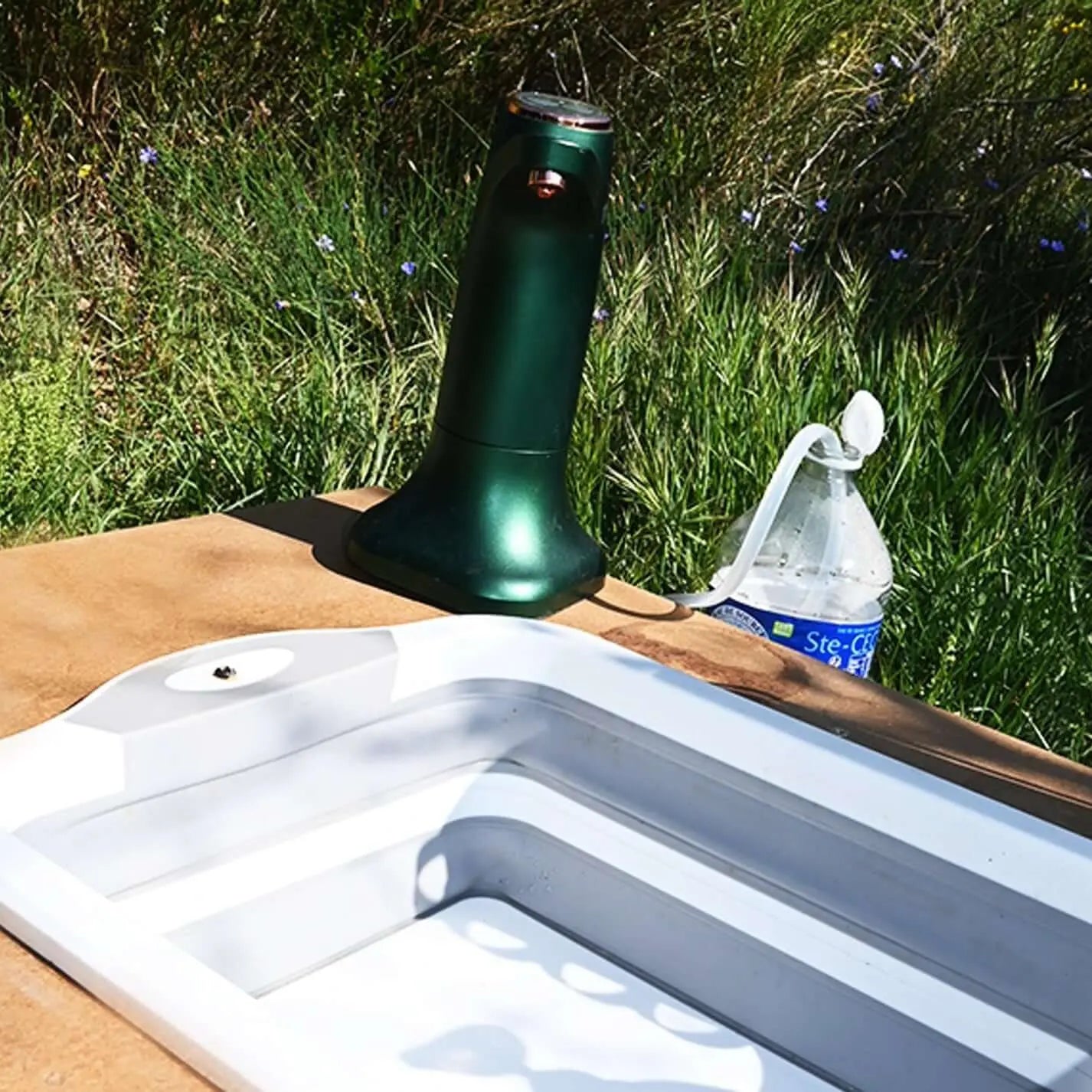 Robinet électrique de camping vert avec système USB, compatible bouteilles, installé près d'un évier, idéal pour van et caravane.