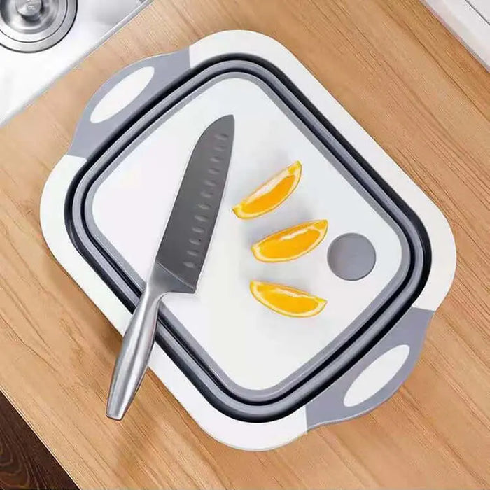 Évier pliable en silicone, planche à découper grise avec couteau et tranches de citron, idéal pour le camping et la cuisine.