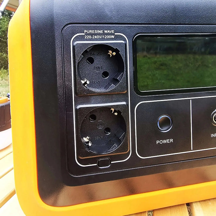 Gros plan de la batterie portable Woody's Camp avec prises électriques et écran, conçue pour les voyages avec une compatibilité de panneaux solaires.