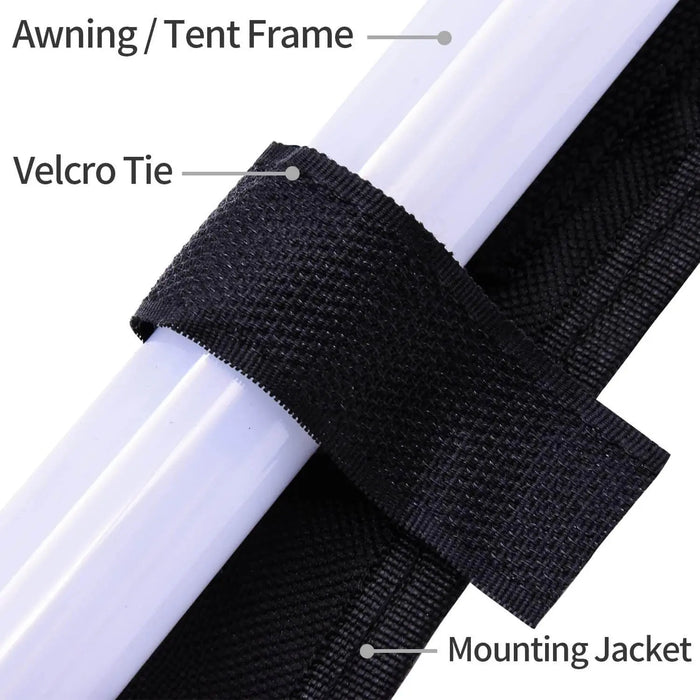 Gros plan sur une attache en Velcro sécurisant une bande LED à une toile de tente ou à un cadre de tonnelle, avec la veste de montage indiquée dans l'installation de camping.