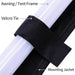 Gros plan sur une attache en Velcro sécurisant une bande LED à une toile de tente ou à un cadre de tonnelle, avec la veste de montage indiquée dans l'installation de camping.
