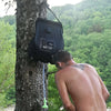 Homme utilisant un sac de douche solaire de 20L en extérieur, idéal pour le camping, la randonnée et les aventures écologiques.