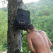Homme utilisant un sac de douche solaire de 20L en extérieur, idéal pour le camping, la randonnée et les aventures écologiques.