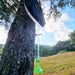 Sac de douche solaire portable de 20L suspendu à un arbre, idéal pour les activités en plein air comme la randonnée et la pêche.