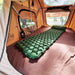 Matelas de camping gonflable vert à l'intérieur d'une tente de toit, mettant en valeur le confort et l'efficacité de l'espace pour les aventures en plein air.