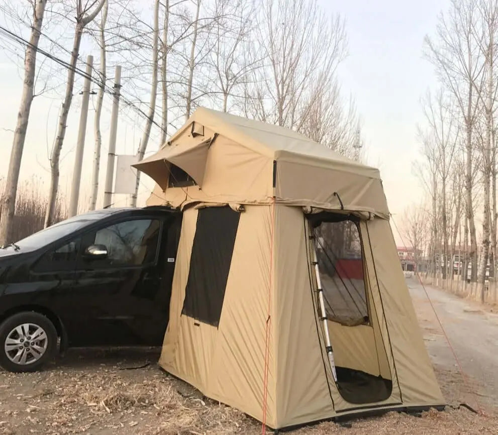 Annexe pour tente de toit souple longue, 2/3 personnes, attachée à une voiture noire, offrant espace supplémentaire et confort en camping.