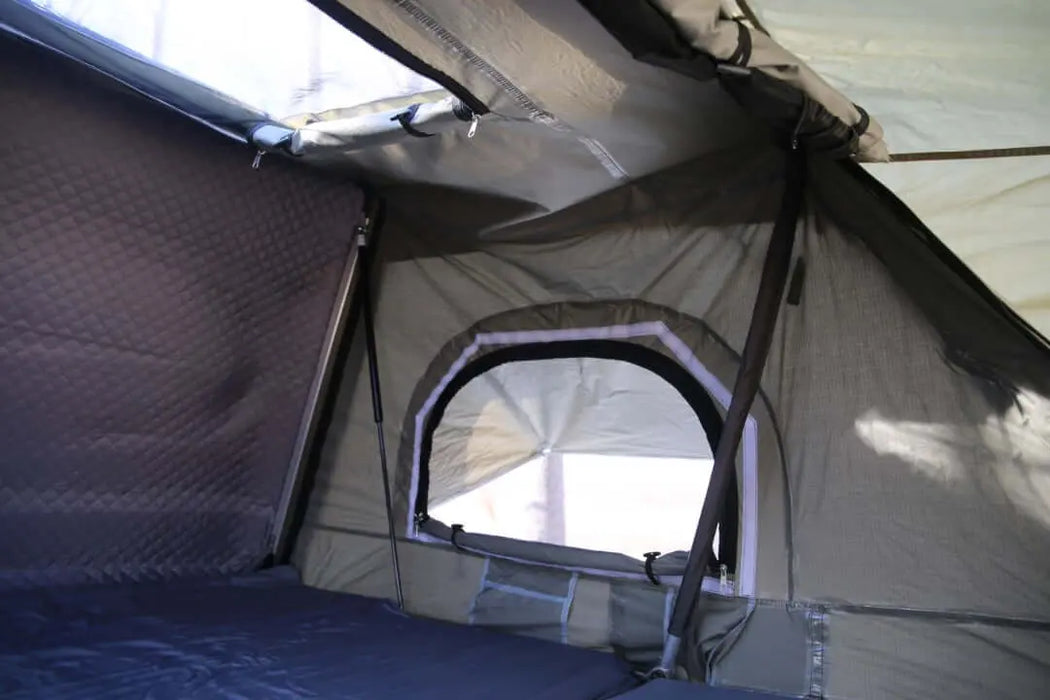 location montpellier occitanie herault 34000  Vue intérieure d'une tente de toit spacieuse pour 3 personnes avec un matelas confortable, idéale pour des aventures de camping en famille.