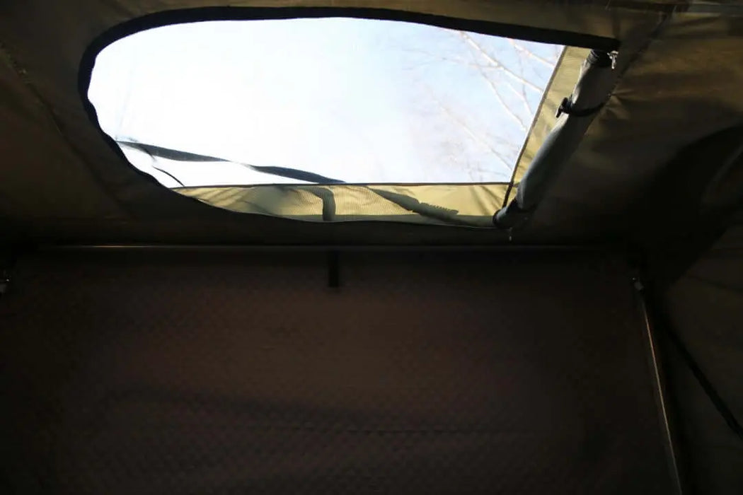 location montpellier occitanie herault 34000  louer une tente de toit avec une fenêtre ouverte, mettant en valeur un espace de couchage spacieux et confortable pour jusqu'à trois personnes.