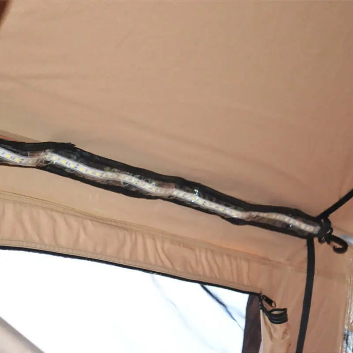 Bande LED de 72 LED flexibles pour tente de toit, avec variateur tactile et sac de transport, installée à l'intérieur d'une tente.